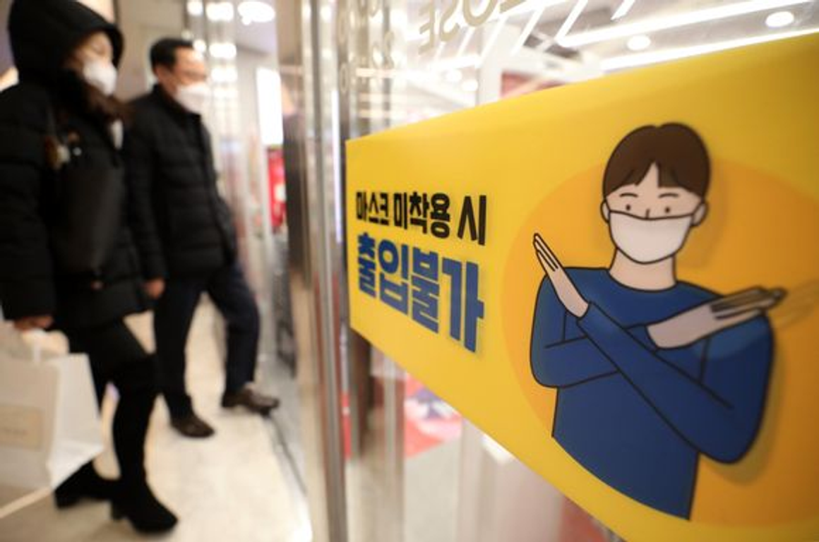 서울의 한 쇼핑몰에 부착돼있는 마스크 착용 안내문 / 출처 : 뉴시스