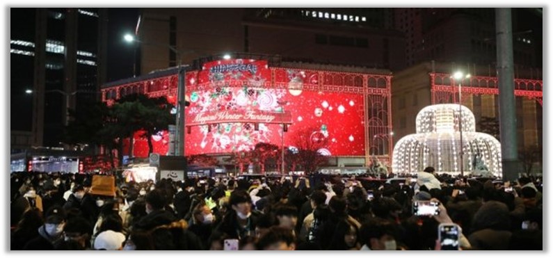 22년 크리스마스 신세계백화점 본점에 몰린 인파 (출처 : 뉴스엔)