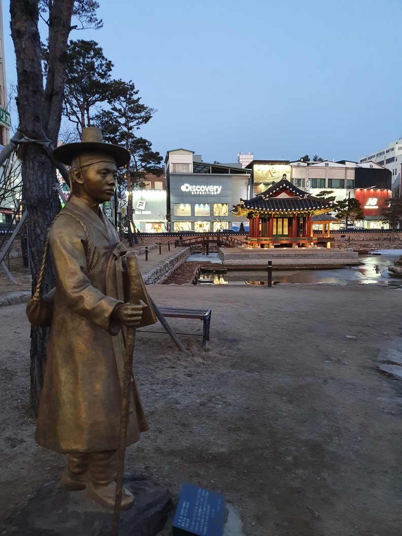 원주의 강원감영에 가면 '호동서락기'의 저자 김금원을 만나볼 수 있다. ⓒ 한국교육신문