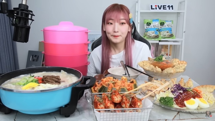 유튜버 히밥이 지난달 28일 만두 라이브 쇼핑 방송을 하는 모습.(사진 : 히밥 유튜브 영상 캡처)&nbsp;