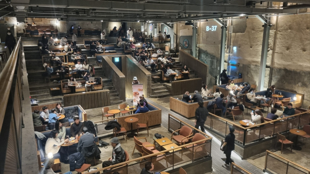 지난 13일 서울 동대문구 스타벅스 경동1960점이 방문객으로 붐비고 있다