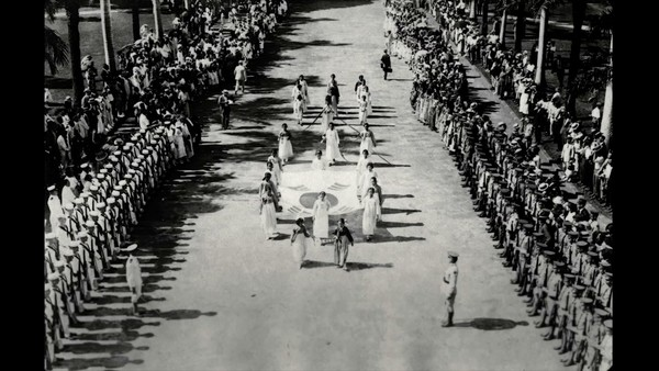 1921년 세계대전 휴전 기념일 퍼레이드에 나선 하와이 한인 여성들 © KBS