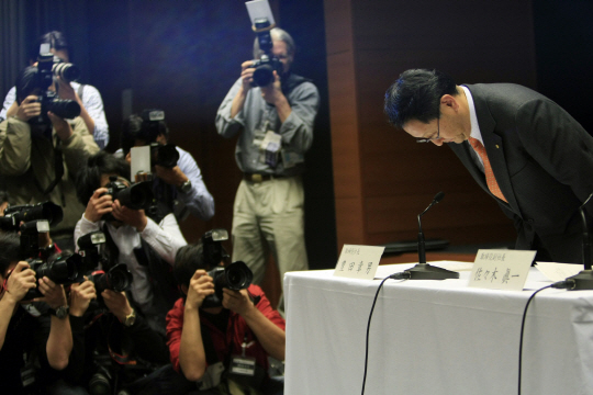 2010년 토요타의 아키오 토요타 사장이 직접 리콜 사태에 대해 사과하는 모습 (사진 출처: 이데일리)