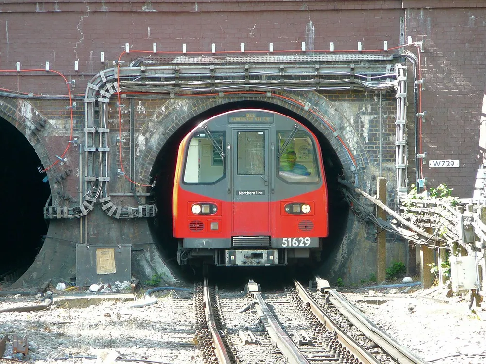 제3궤조집전식을 사용하는 런던 Underground - 철길 사이 가운데 전차선이 보이시죠?