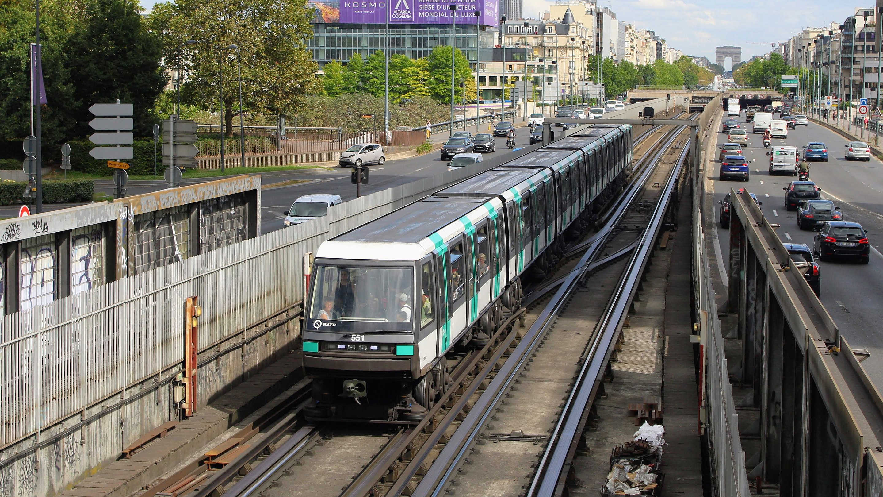 Pont de Neuilly - Esplanade de la Défense 구간을 지나는 1호선 MP-05 전동차. 무인운전이 적용된 전동차답게 우리나라 신분당선처럼 원래 운전석이어야 하는 곳이 훤히 뚫려있는 것을 볼 수 있다.