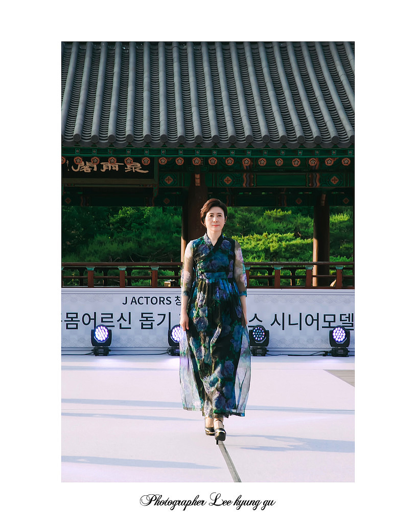 제목책상머리에서 무대 위로, 공무원에서 시니어 모델로 없음의 썸네일 이미지