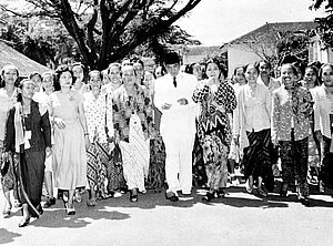 1950년 6월 인도네시아 여성 회의 지도자들과 함께한 수카르노 대통령 (출처 : topenMuseum, 국립 세계 문화 박물관)