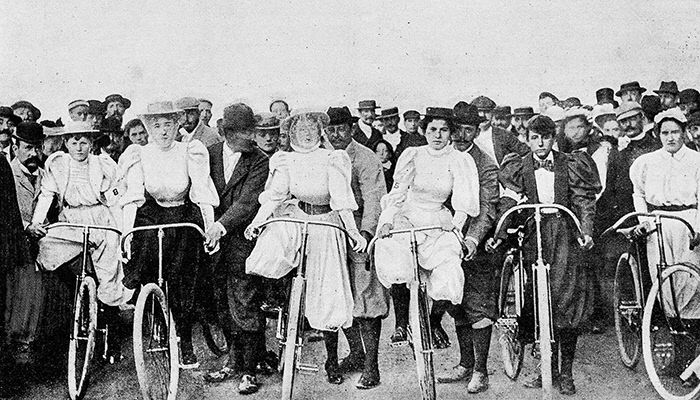   팬츠를 착용하고 자전거를 타고 있는 19세기 여성들. (출처: https://han.gl/elbHo)  