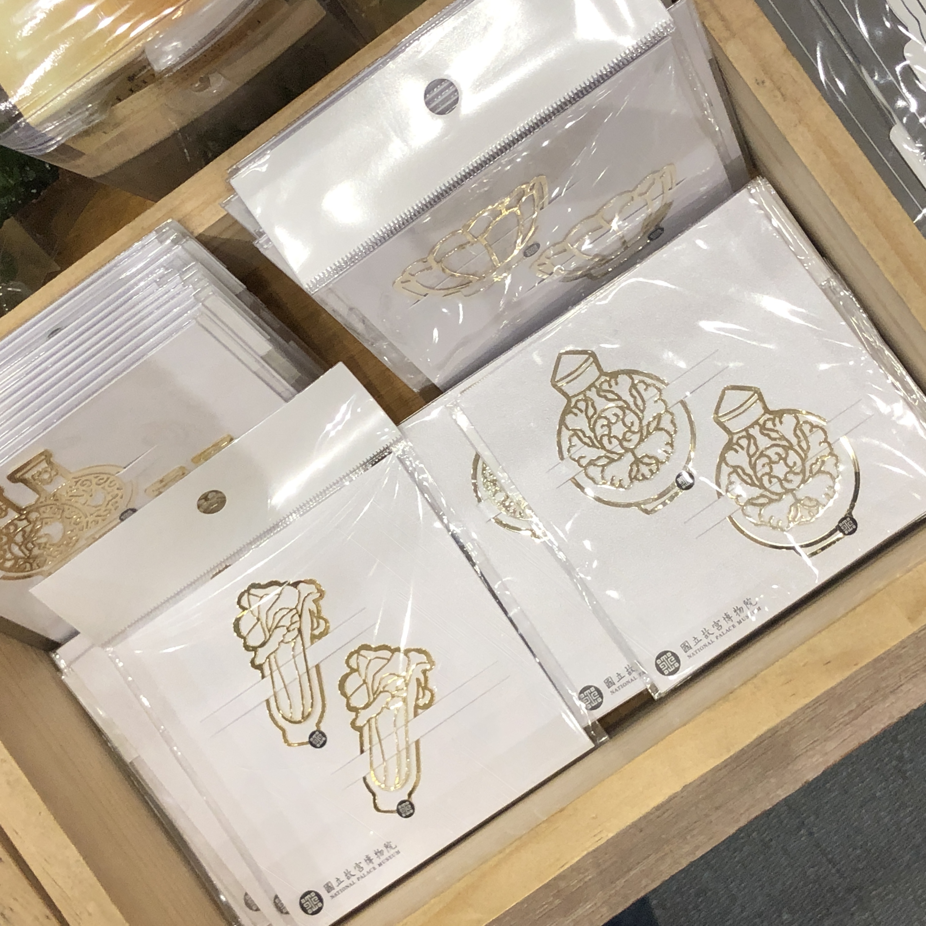 옥배추와 소장 작품 형태로 제작한 책갈피