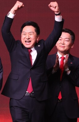 국민의힘 김기현 후보의 당선 순간. 안철수 후보는 쓴 웃음을 짓고 있다.