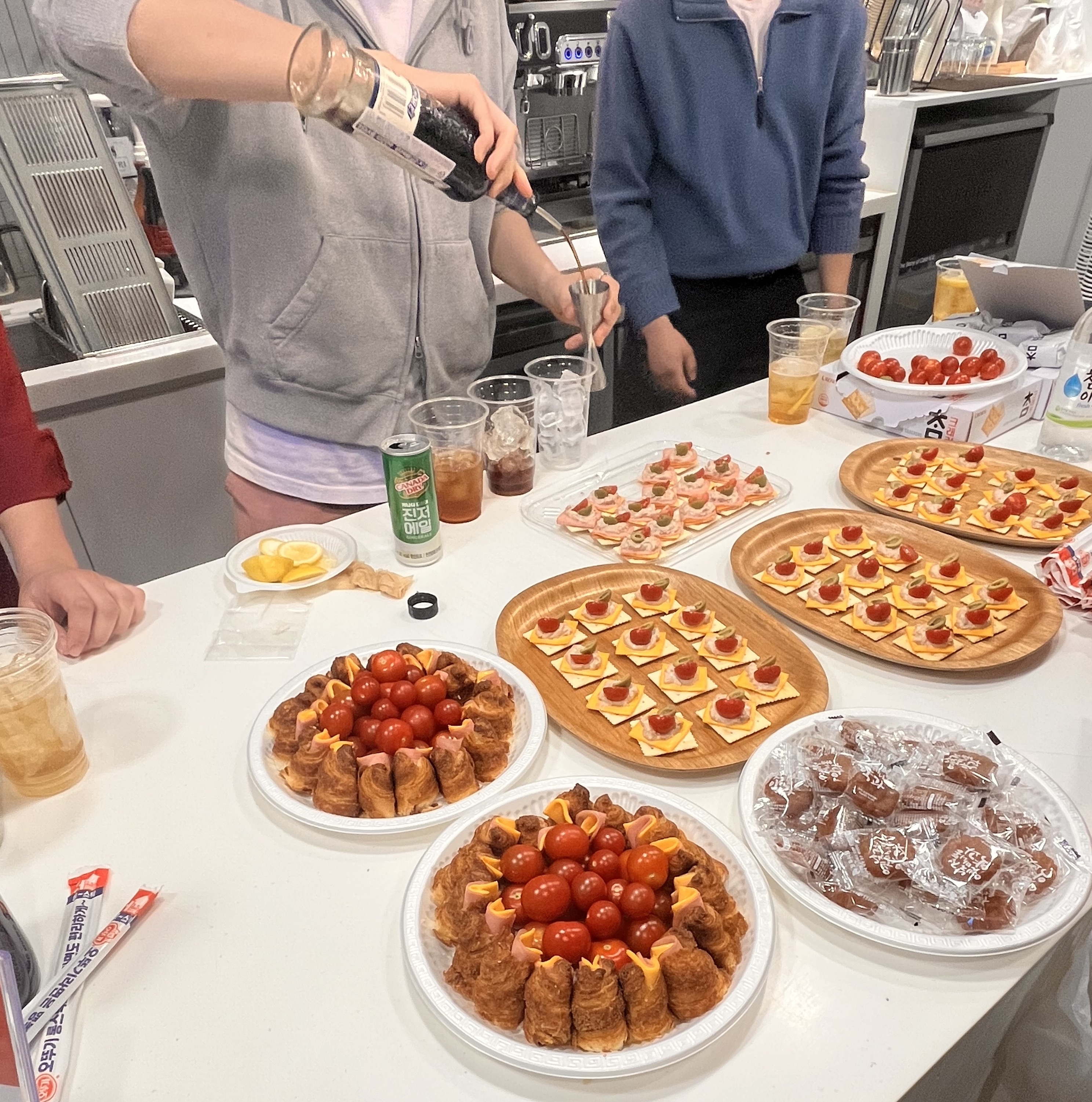 친구들이 많이 도와준 카나페랑 한입 샌드위치.. 그리고 저의 회심작(?) 얼그레이하이볼