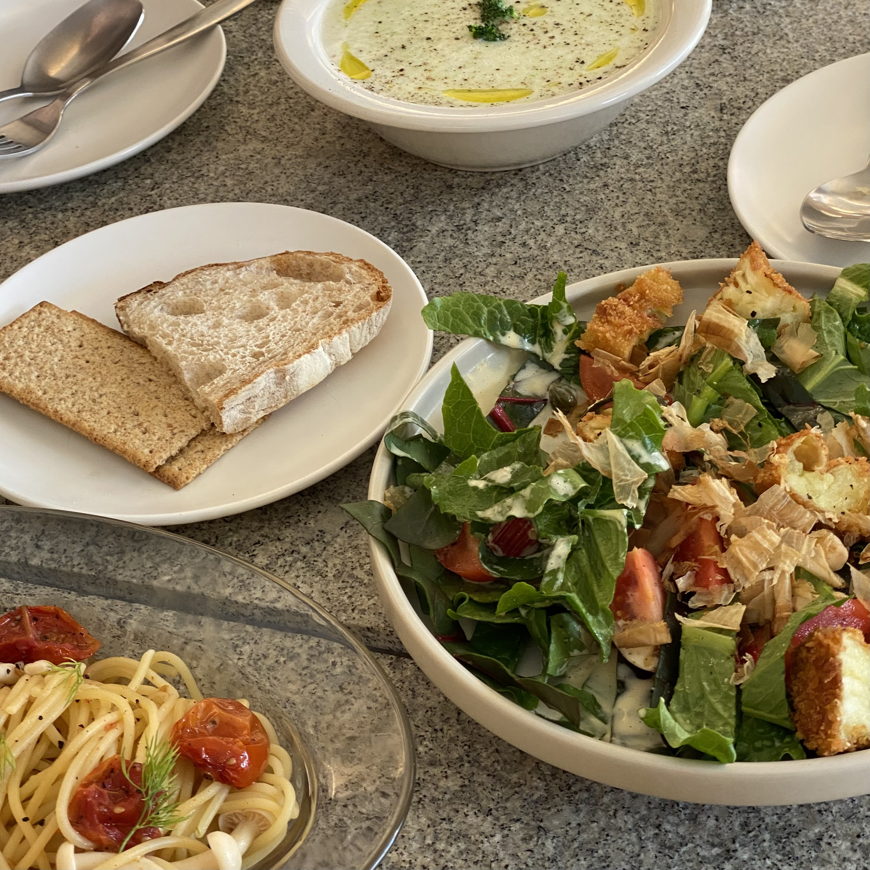 건강한 식단을 먹을 수 있는 느낌의 식당! 외국 마켓같은 느낌으로 식재료들이 진열되어있어요!