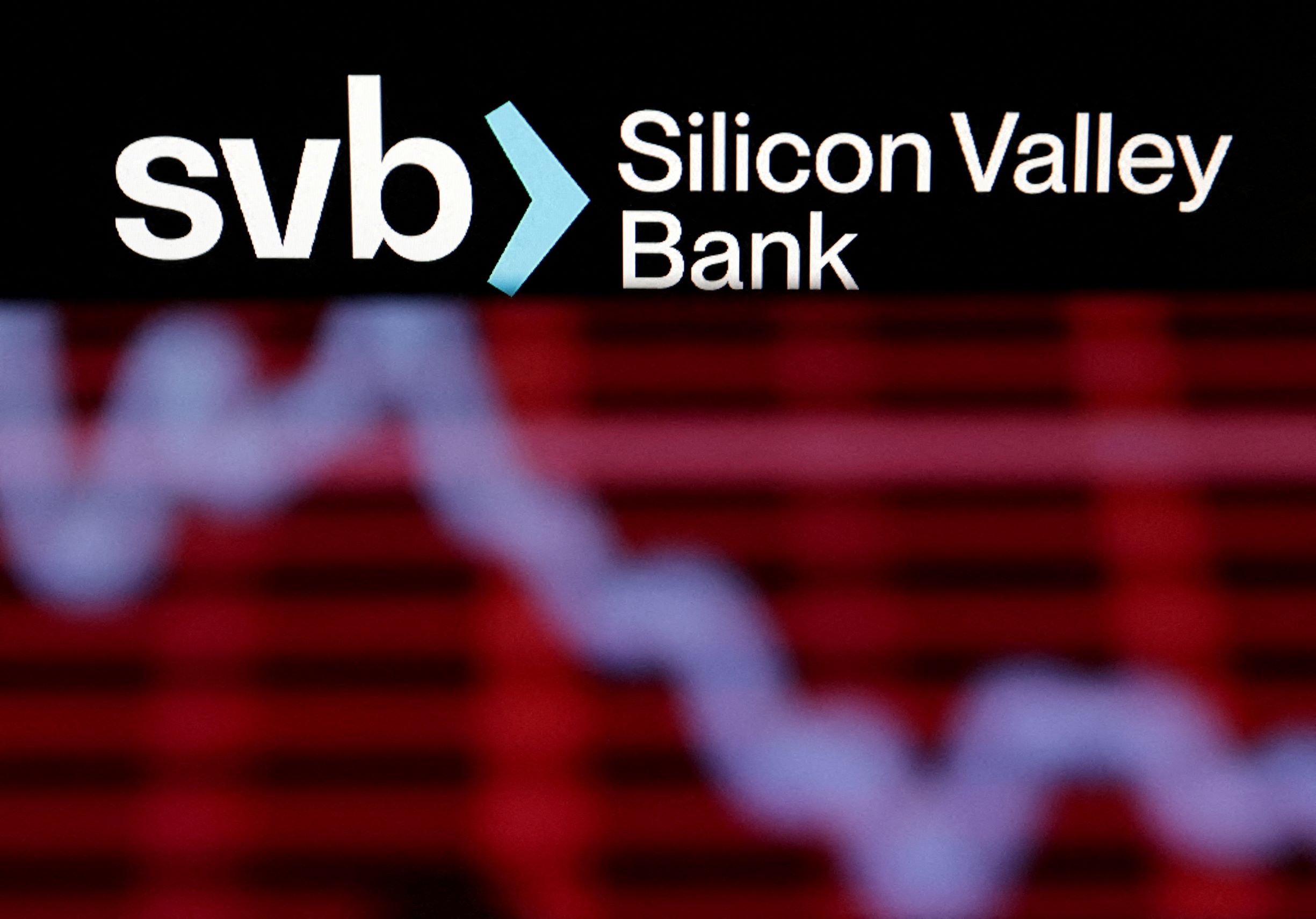 실리콘밸리은행(SVB) 로고와 하락하는 주가 그래프. [로이터=연합뉴스]