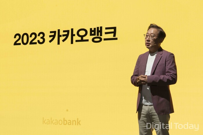 윤호영 카카오뱅크 대표는 18일 서울 여의도 페어몬트 앰배서더 서울에서 열린 기자간담회에서 2023년 카카오뱅크의 전략을 소개하고 있다. [사진: 카카오뱅크]