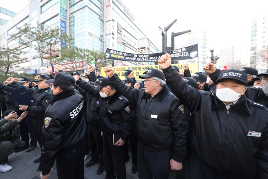 아파트 관리소장으로부터 갑질을 당했다는 취지의 유서를 남기고 사망한 경비노동자가 일했던 서울 강남구 대치동 아파트 앞에서 동료 경비노동자들이 관리소장의 사퇴를 촉구하는 집회를 하고 있다. 사진출처: 연합뉴스