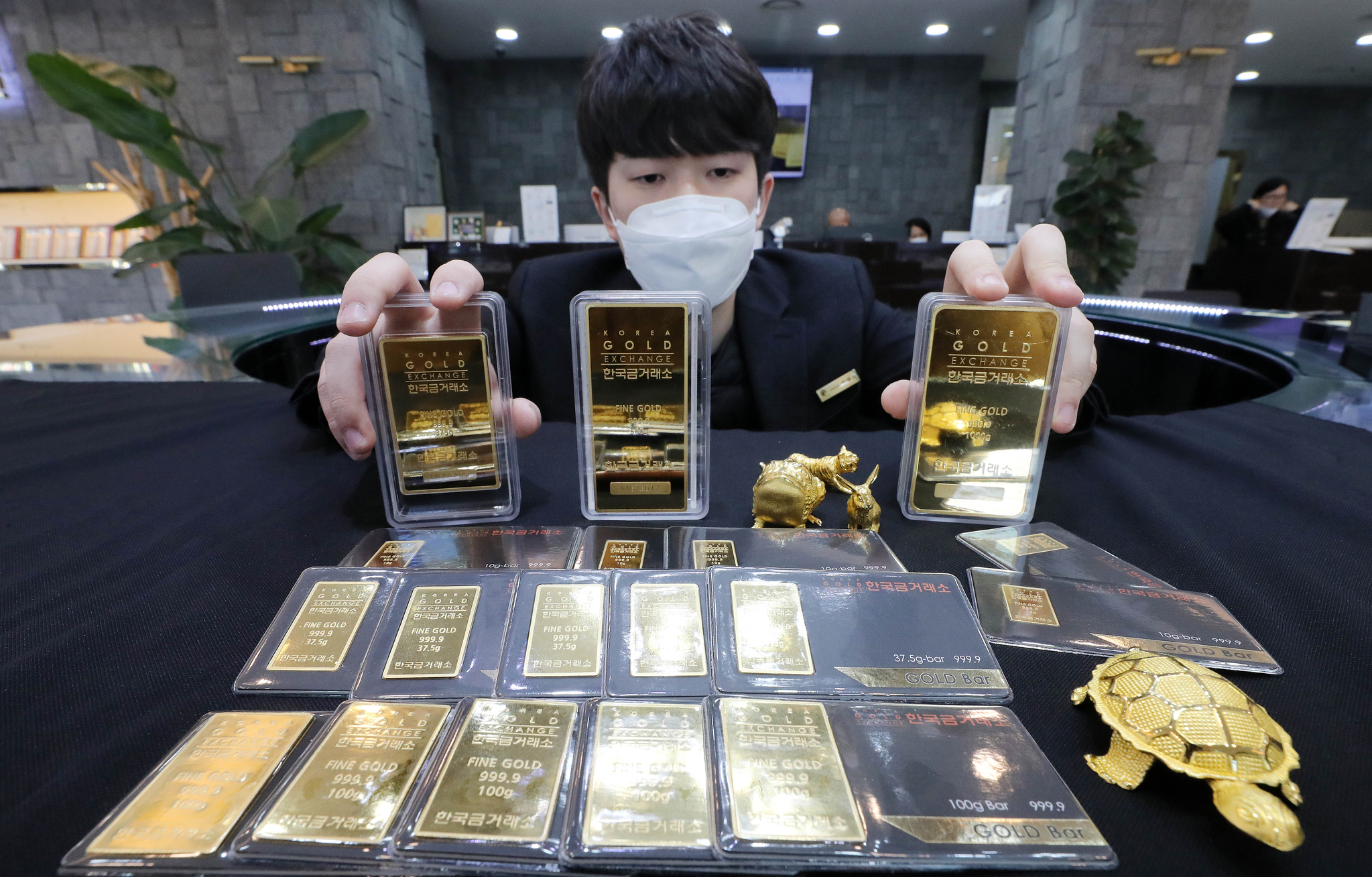 한국거래소에서  금 1g은 5일 기준 8만4980원으로 거래를 마쳤다. 2014년 3월 이후 가장 높다. 사진은 서울 종로구 한국금거래소에서 직원이 금제품을 선보이고 있다. 뉴스1.