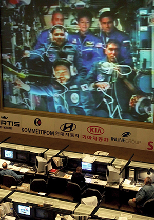 국제우주정거장에서 지구와 교신하는 이소연 박사와 동료 우주인들 @출처 : SBS