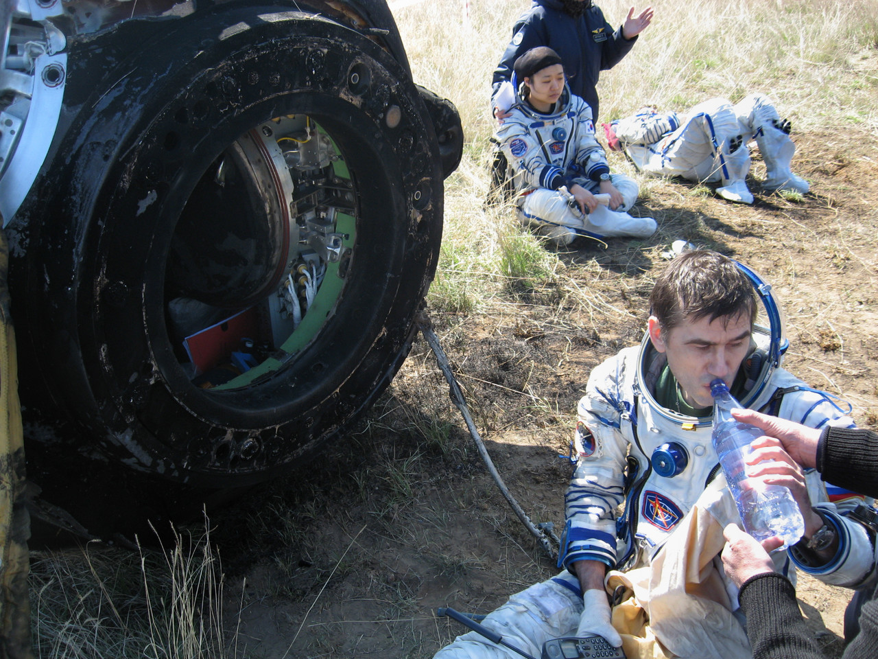 카자흐스탄 초원에 비상착륙 후 구조팀이 찍은 사진 @출처 : 위즈덤하우스