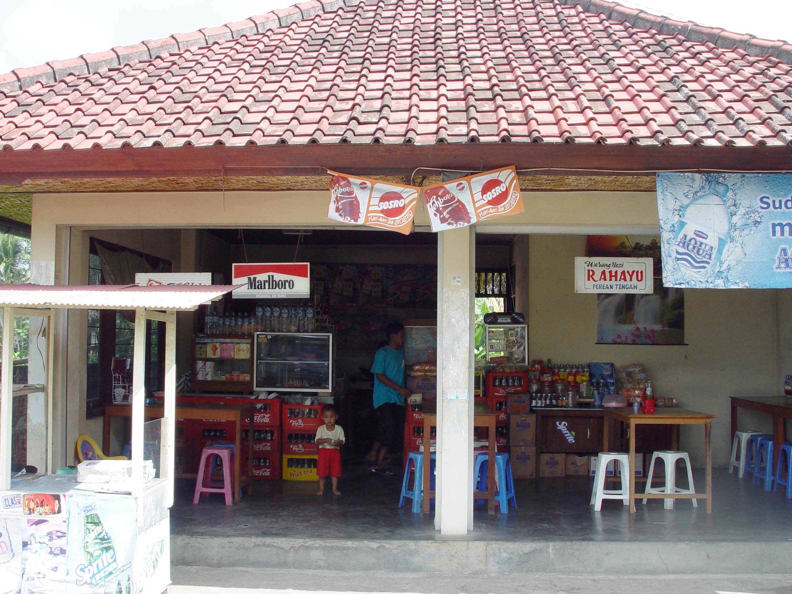 인도네시아 발리에서도 쉽게 찾아볼 수 있는 동네 구멍가게 형태의 '와룽(Warung)'