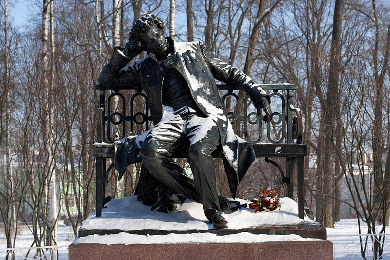 푸시킨 지역에 있는 그의 동상    http://www.saint-petersburg.com/pushkin/