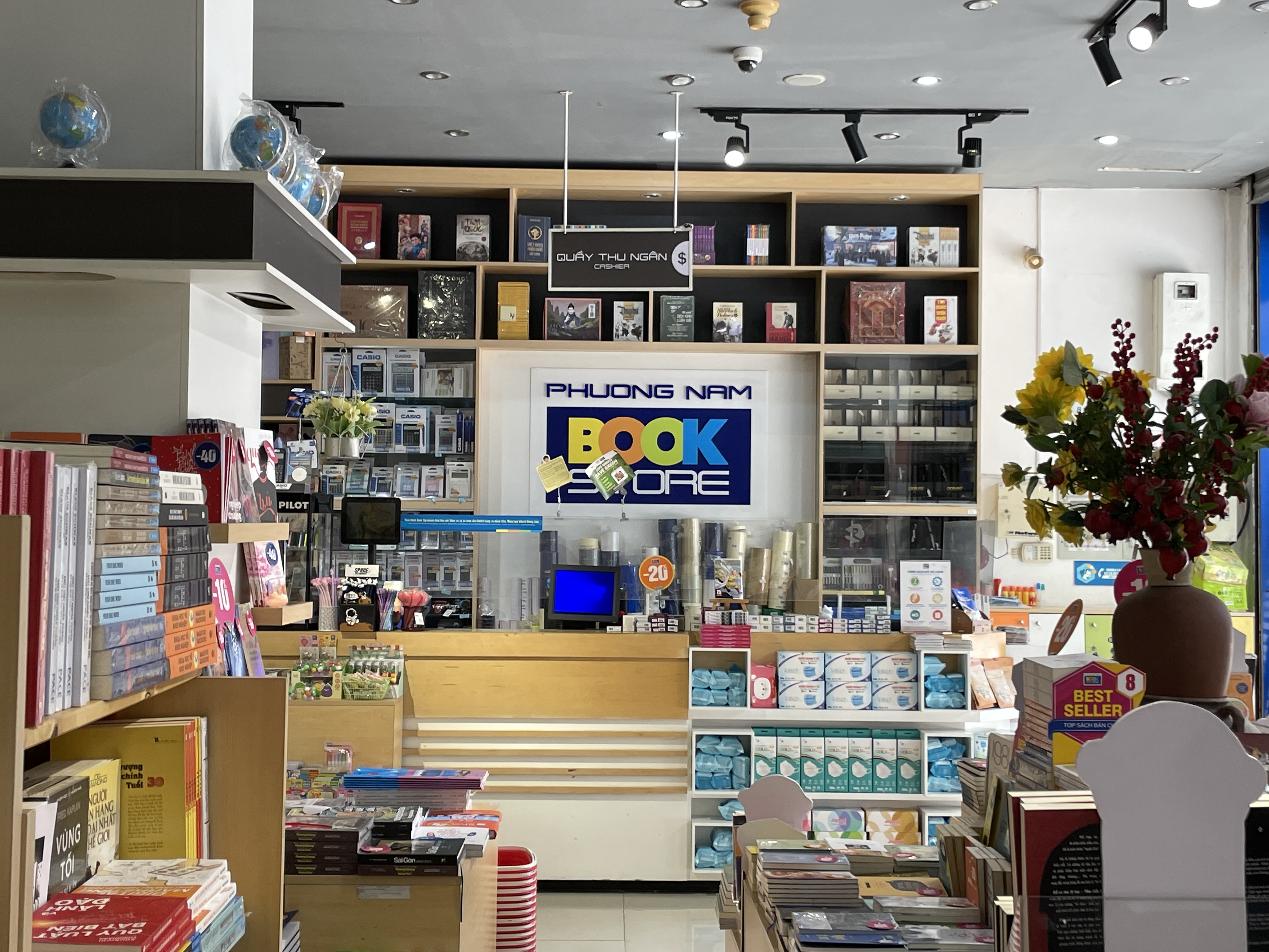 Phuong Nam Bookstore 내부