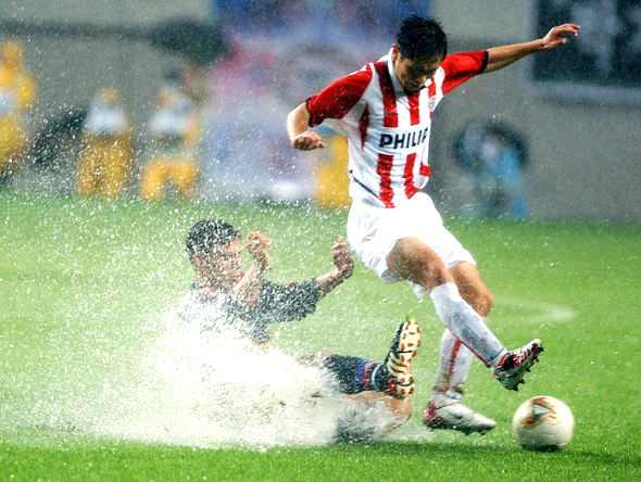 비가 와도 진행되는 축구경기 (출처=연합뉴스)