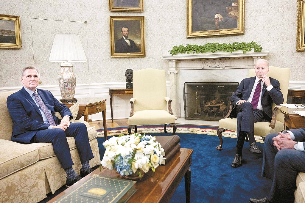 지난 9일 백악관에서 연방정부 부채한도 상향을 논의하기 위해 만난 케빈 매카시 하원의장(왼쪽)과 조 바이든 대통령. [AFP]
