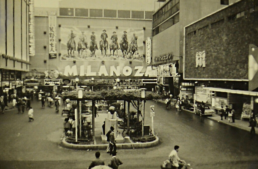 '밀라노좌'는 전후 1956년에 만들어져 이후 쇼와-헤세이까지 신쥬쿠 거리 문화의 중심이었어요. 사진은 80년대의 모습.