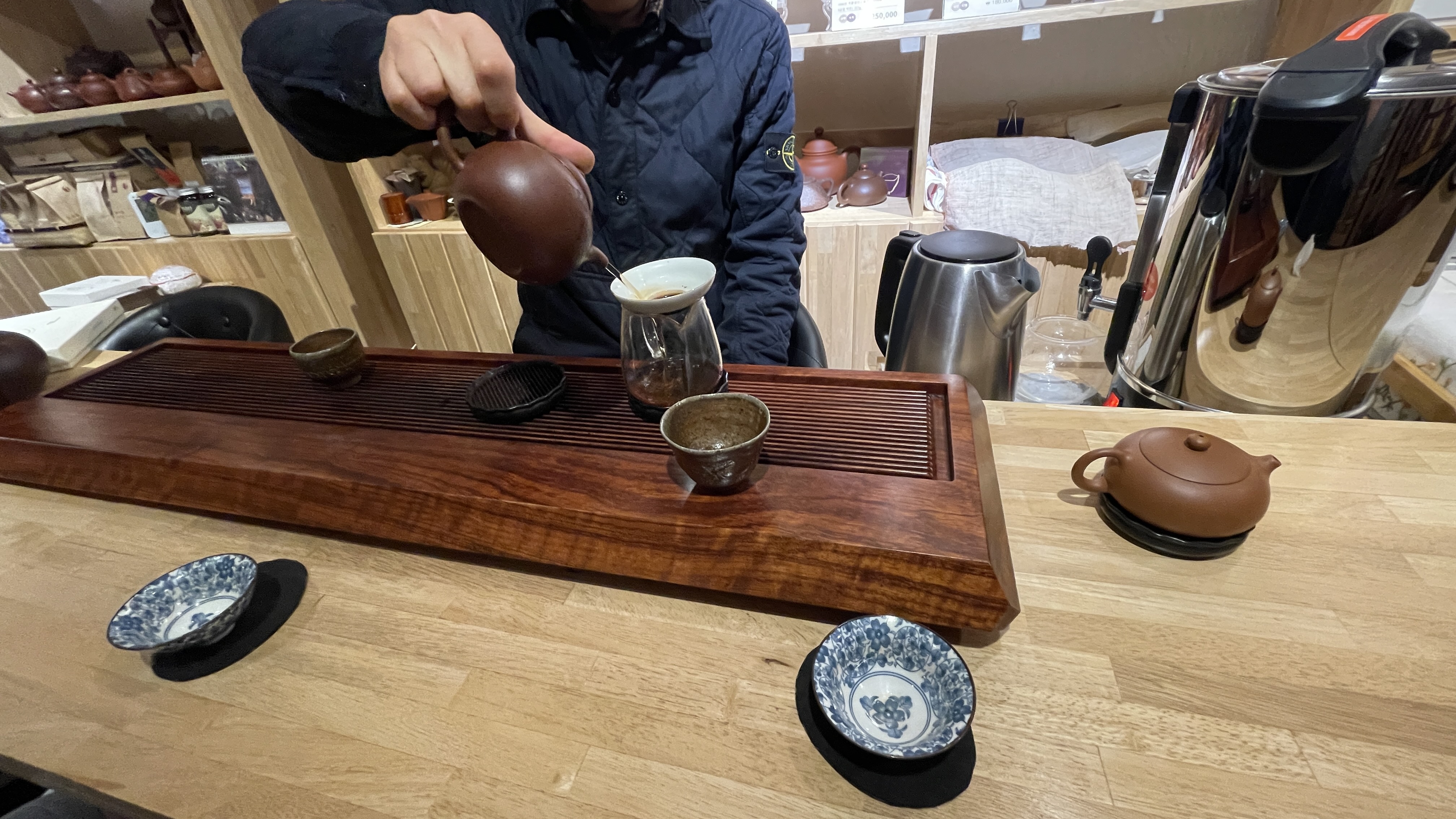 2023년 봄, 하동 다실에서 차를 담는 시간 ⓒ꼰냥