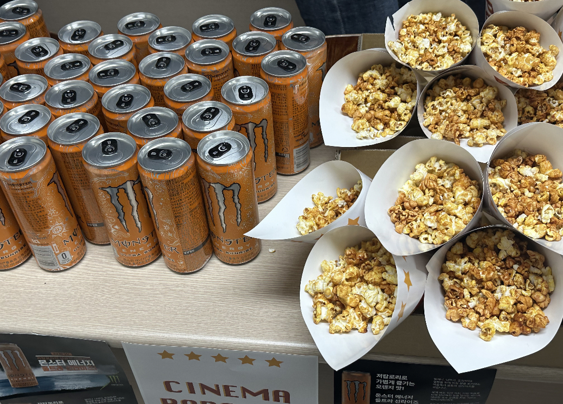 팝콘과 몬스터 에너지 음료
