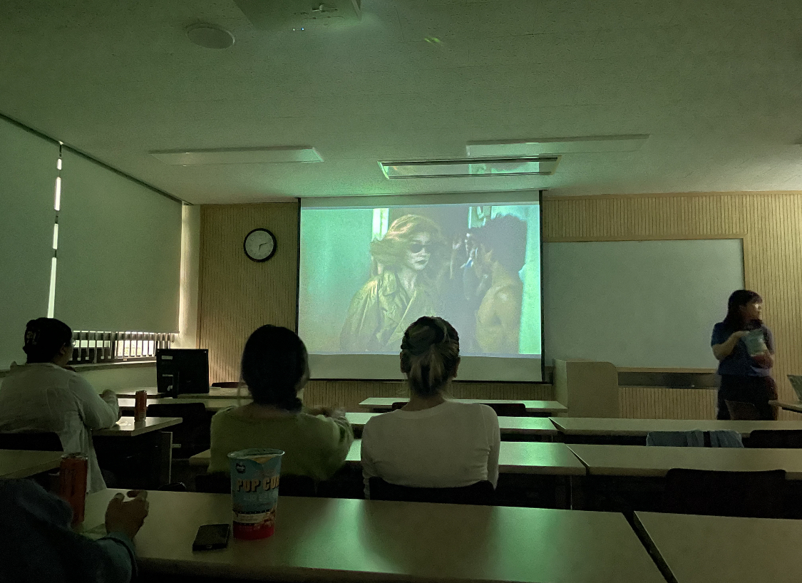 영화 '중경삼림'을 관람하는 학우 분들