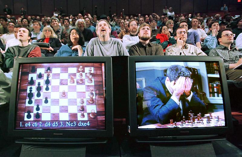 딥블루는 학습을 통해 발전해 나가는 알파고와는 달리 프로그래밍 된 뛰어난 계산력을 바탕으로 체스를 둡니다.