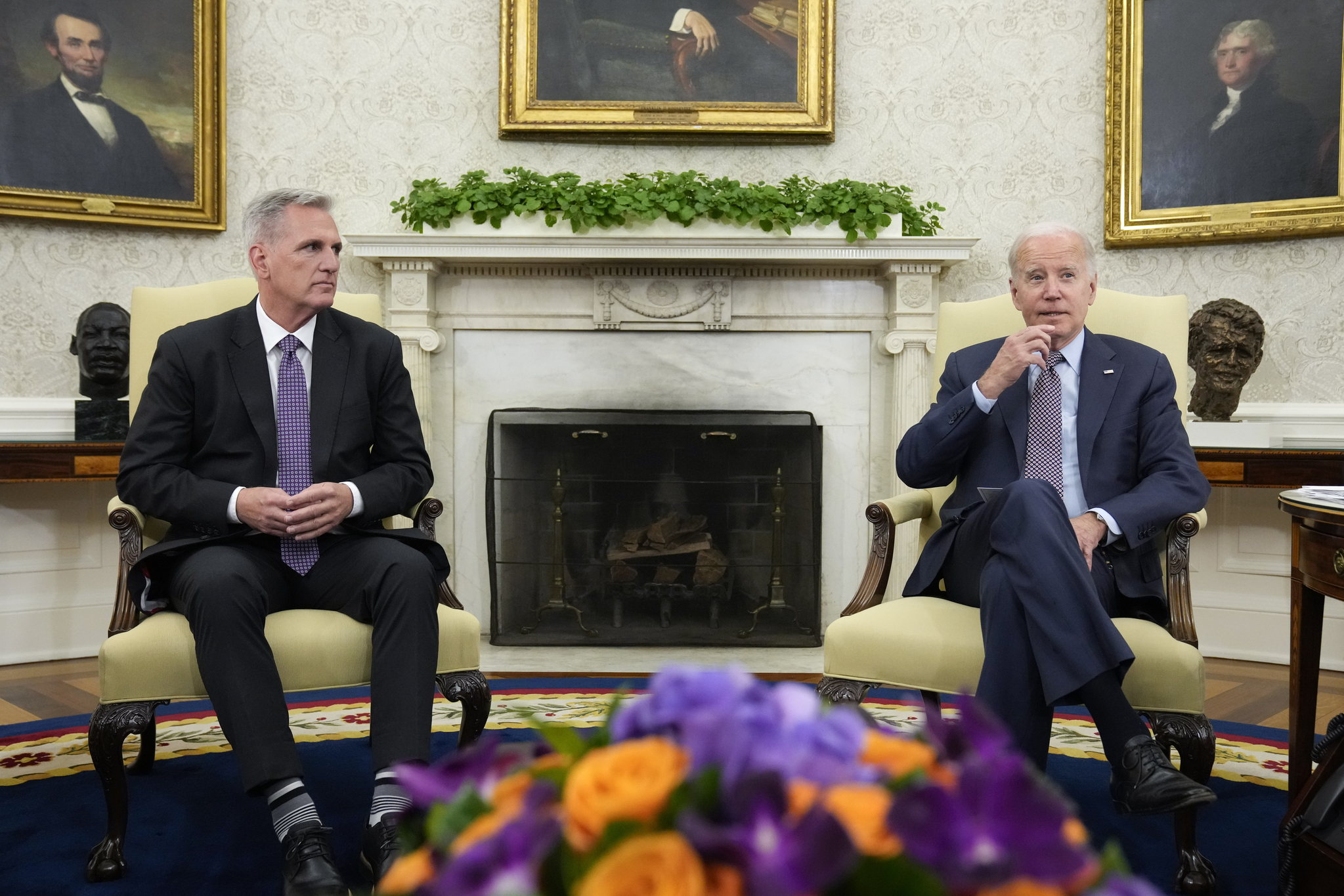 최근 미국 연방정부 부채한도 협상을 타결한 조 바이든 대통령(오른쪽)과 케빈 매카시 미국 하원의장(공화당). AP=연합뉴스