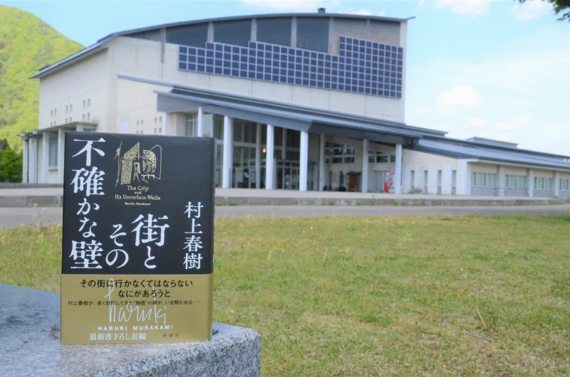 소설 속 남자 주인공이 근무하는 도서관이 위치한 곳이 실제 후쿠시마현 미나미아이즈쵸(南会津町)란 설이 있어, 근래 그 지역이 화제가 되고 있어요. 