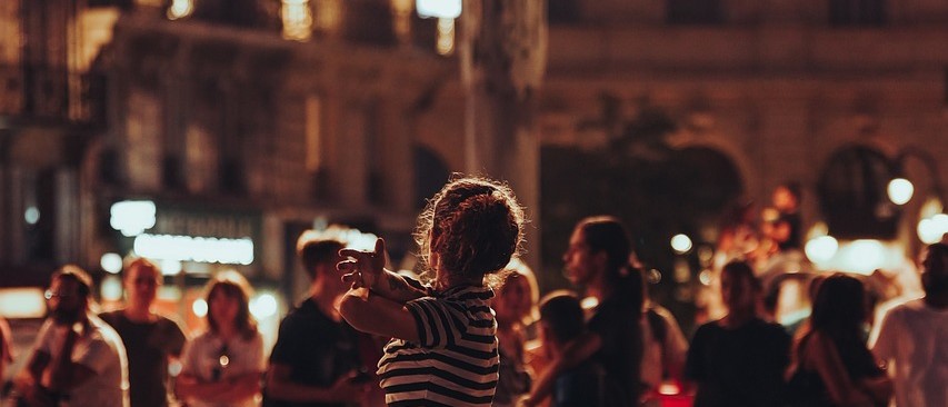                            광장에서 춤추는 사람들 /이미지 출처_pixabay (수정)                                                 