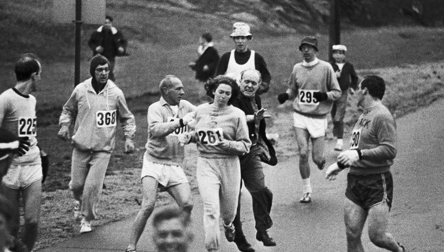 1967 Boston Marathon 대회에 캐서린 스위처를 끌어내려는 상황 ⓒ Flickr