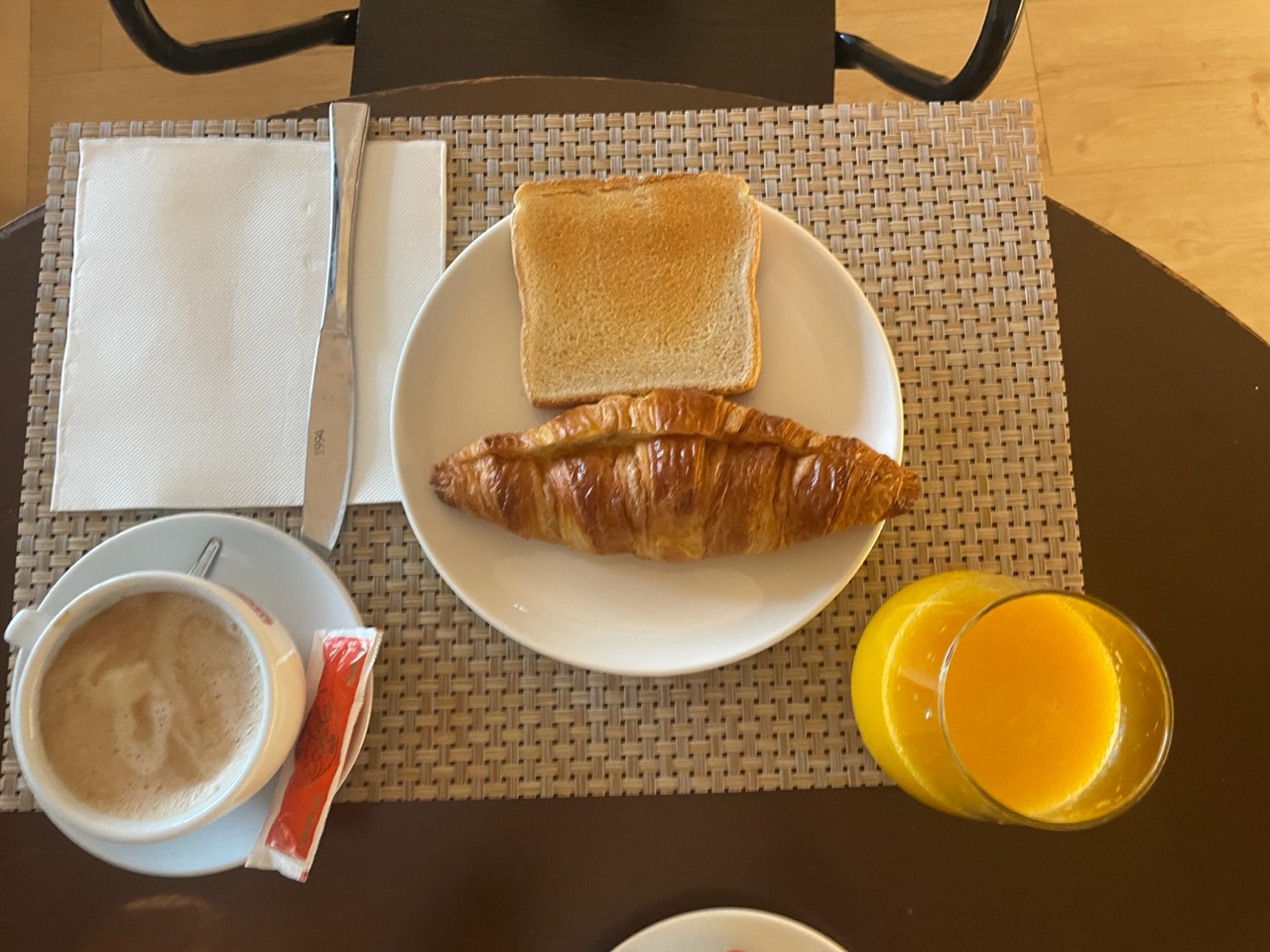 아침 - 커피, 생과일 주스, 크로와상, 식빵 (5유로)