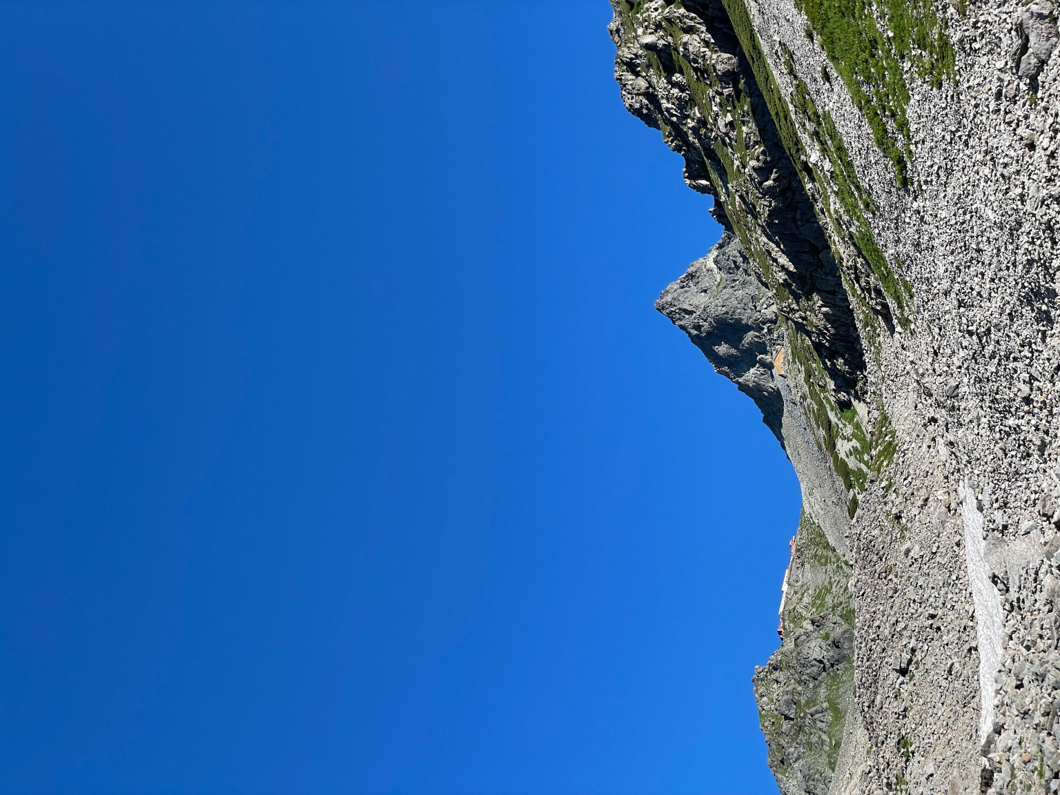 정상이 창 모양과 같이 뾰족한 모양을 닮은 북알프스의 야리가다케