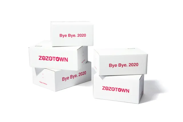 '조조타운' 보통 검정 박스에 오는데요, 2020년 연말 즈음 100만개 한정 하얀 상자에 빨간 글자 박스를 무작위 예고없이 구매자에게 발송했는데요. 상자에는 ByeBye.2020, Happy Holidays란 문구가 적혀있기도 했어요. 온라인 쇼핑몰의 새해를 함께하는 방식일까요.
