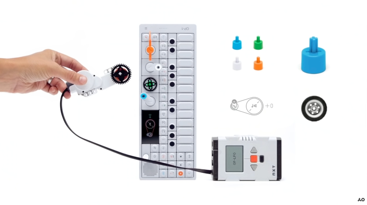모바일 신디사이저 OP-1. 완성도는 애플의 제품들 수준이며, 그들이 생각한대로 과감히 줄이고 과감히 적용하며 새로운 악기를 만들어 냈습니다. <출처 - teenage engineering>