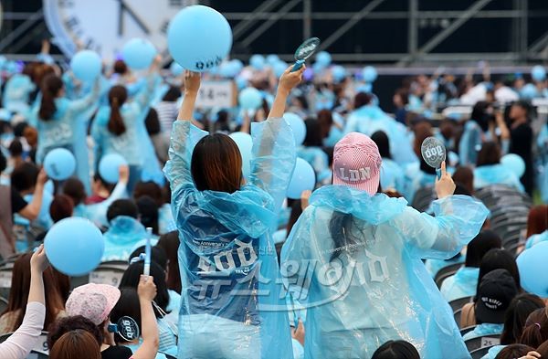 그시절 소녀들은 사진속 하늘색 우비를 입고 학교에 등교했다. 사진 출처: '뉴스웨이' 기사