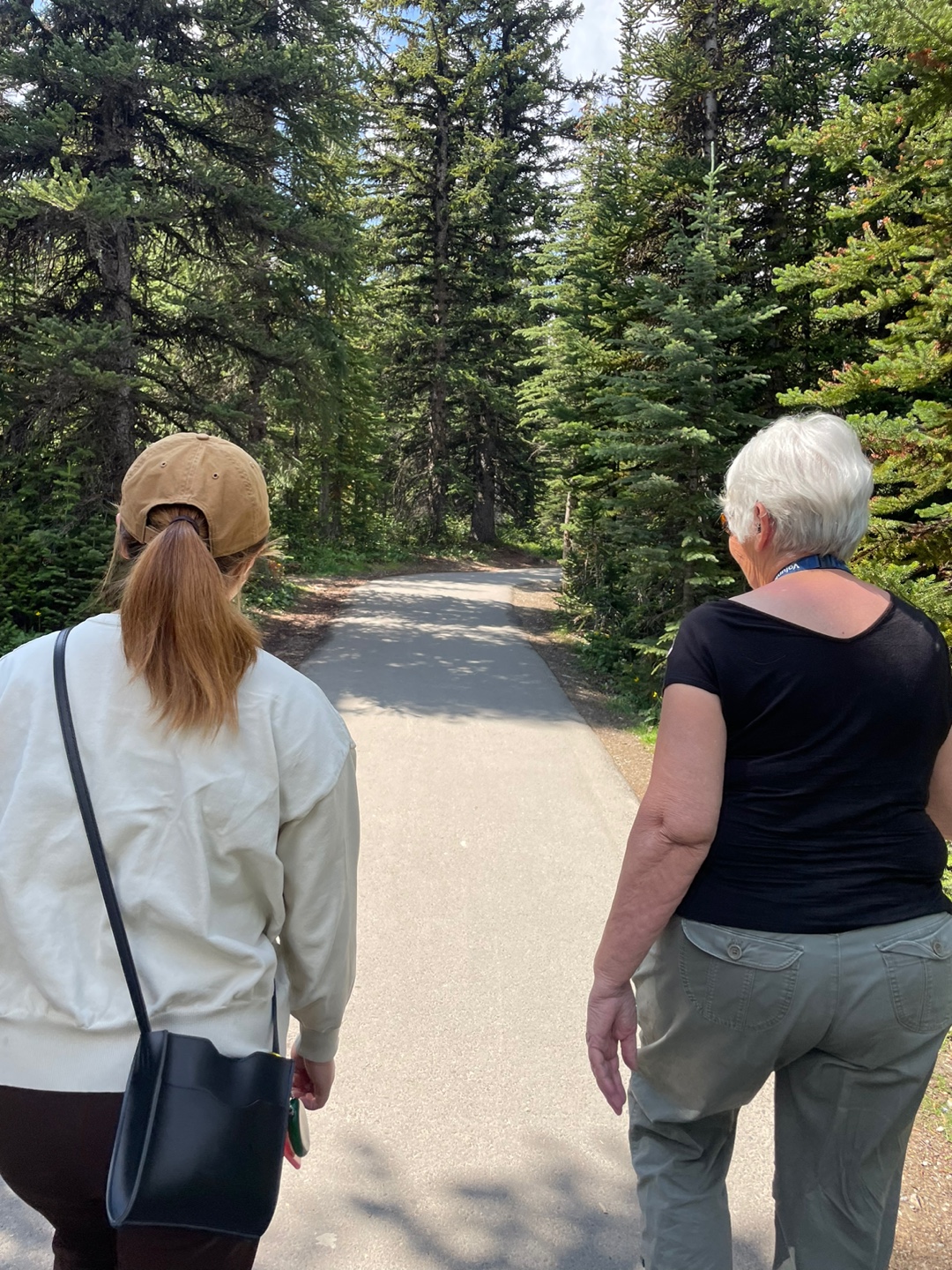 고된 길도 늘 함께 해주던 할머니&nbsp;