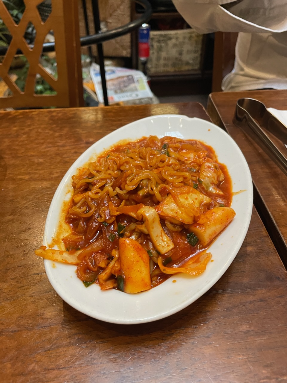 일하기 전 맛있는 한식을 먹고 시작한다. 조미료 범벅인 걸 알지만 맛있어….