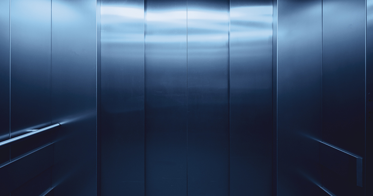 세입자들은 엘리베이터가 너무 구식이고 느려서 불편하다는 문제를 제기했습니다. 문제를 어떻게 해결해야 할까요? ©Bruno Kelzer