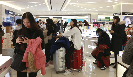 중국 정부의 한국행 단체관광이 일부 허용된 2017년 12월 서울 신세계면세점에서 쇼핑을 즐기고 있는 중국 관광객. 중앙포토