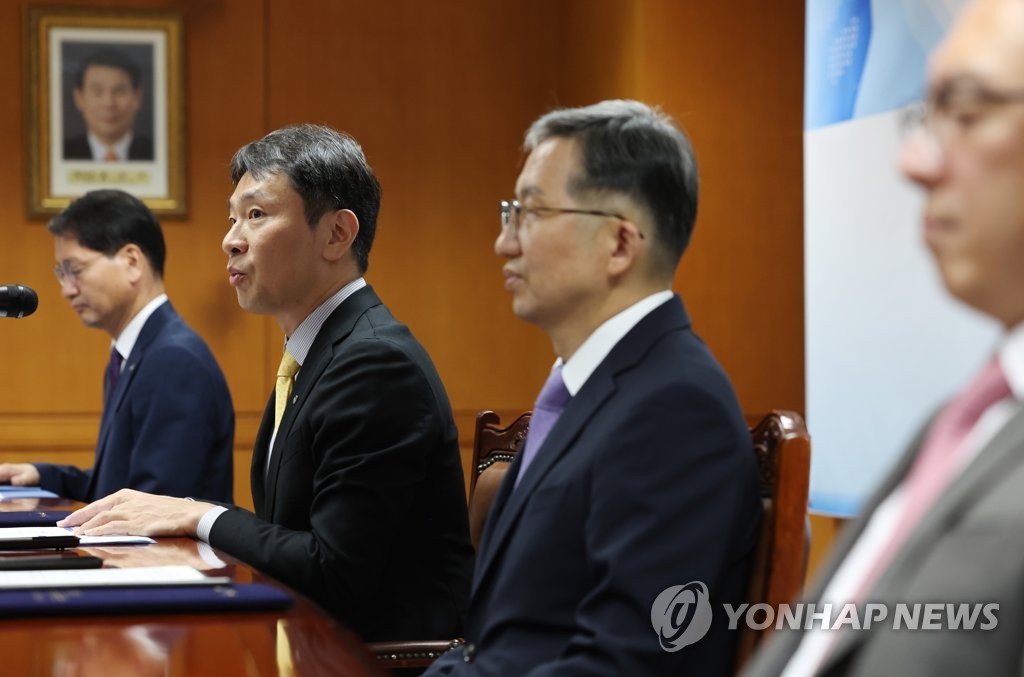 이복현 금융감독원장(왼쪽에서 두번째). 연합뉴스