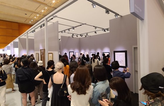 지난해 9월 2일 개최된 '프리즈 서울'에서 관람객들이 작품을 감상하고 있다. 연합뉴스