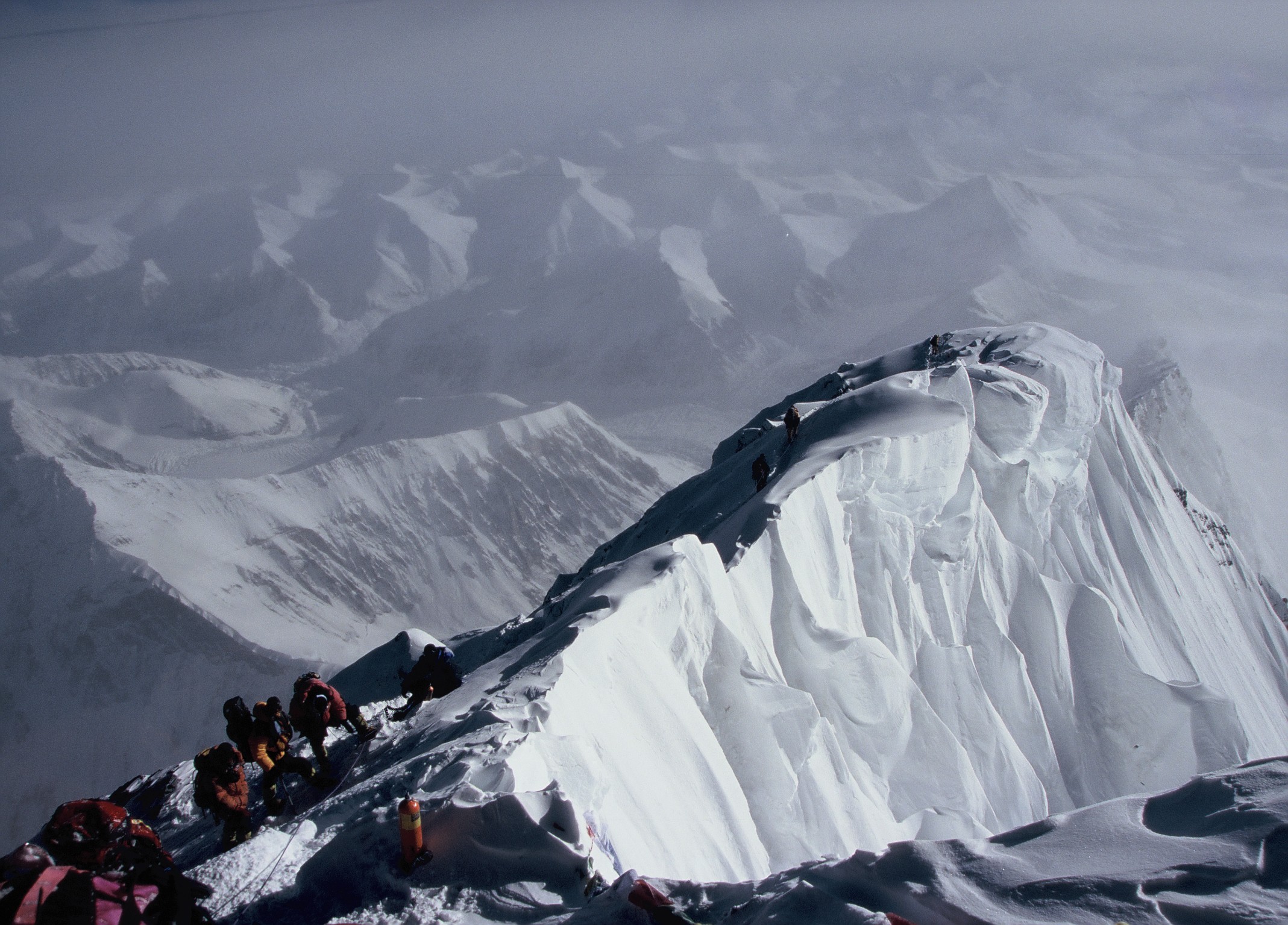 해발 8841m 에베레스트. 코오롱스포츠 챌린지팀은 8000m 히말라야 14좌 완등의 기록을 가지고 있습니다. 해당 페이지에서 시원한 히말라야의 전경을 구경해보세요. <출처 - 코오롱스포츠>