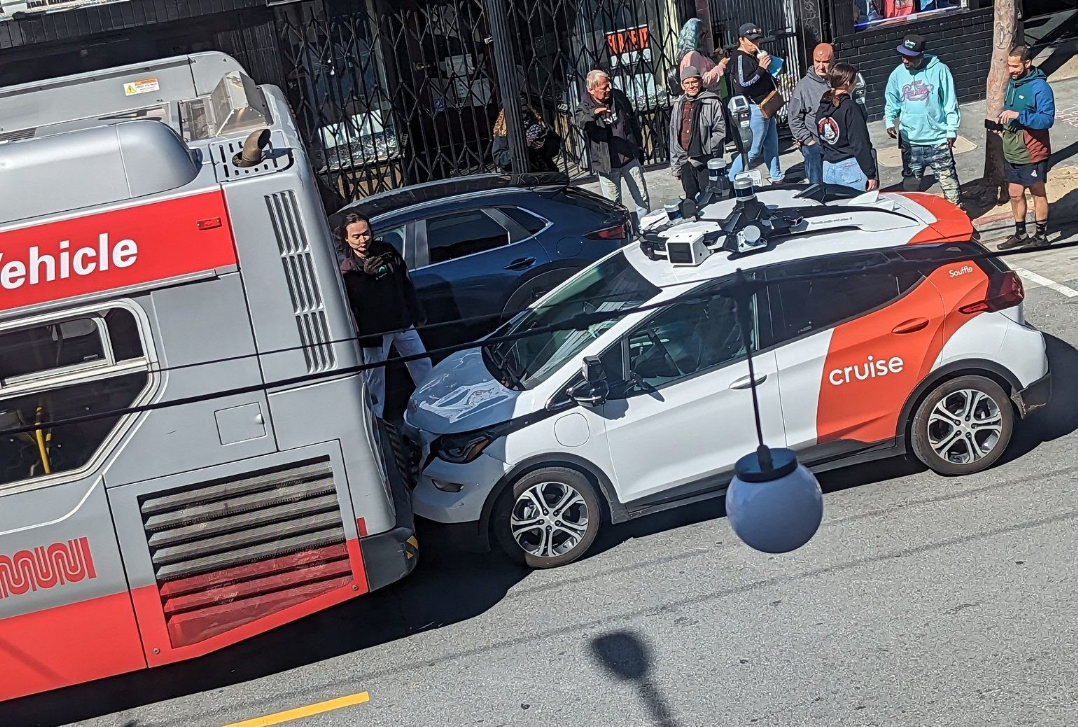 샌프란시스코 시내 크루즈 택시와 버스의 충돌 사고