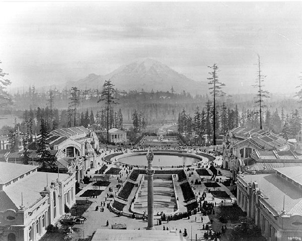 <b><i>Figure.5 </i></b>1909년 시애틀에서 개최된 세계 박람회인 알레스카-유콘-태평양 박람회(AYPE)의 모습. <br>박람회장은 현재 워싱턴 대학교의 캠퍼스가 되었다고 한다.